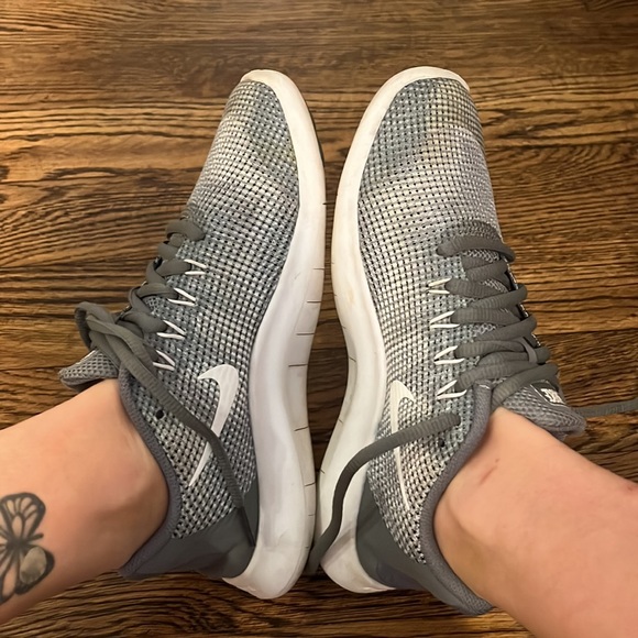 Nike flex run tennis shoes - Picture 7 of 10